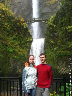 Lucie & Arnaud devant les Multnomah Falls
