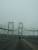 Pont suspendu dans le brouillard