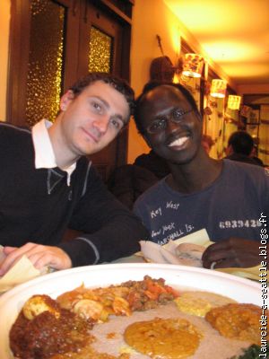 Arnaud et Moe devant le plat éthiopien